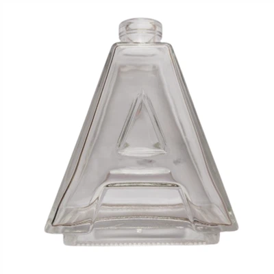 کندہ شراب کی بوتلیں